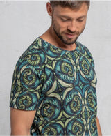 man wearing spiraleaves print cotton tshirt