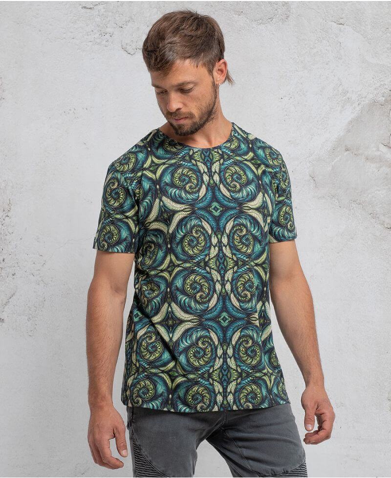 man wearing spiraleaves print cotton tshirt