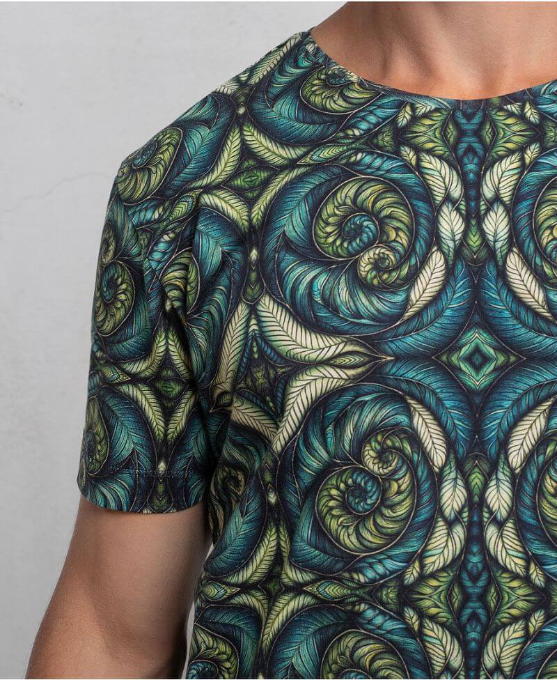 man wearing spiraleaves print cotton tshirt