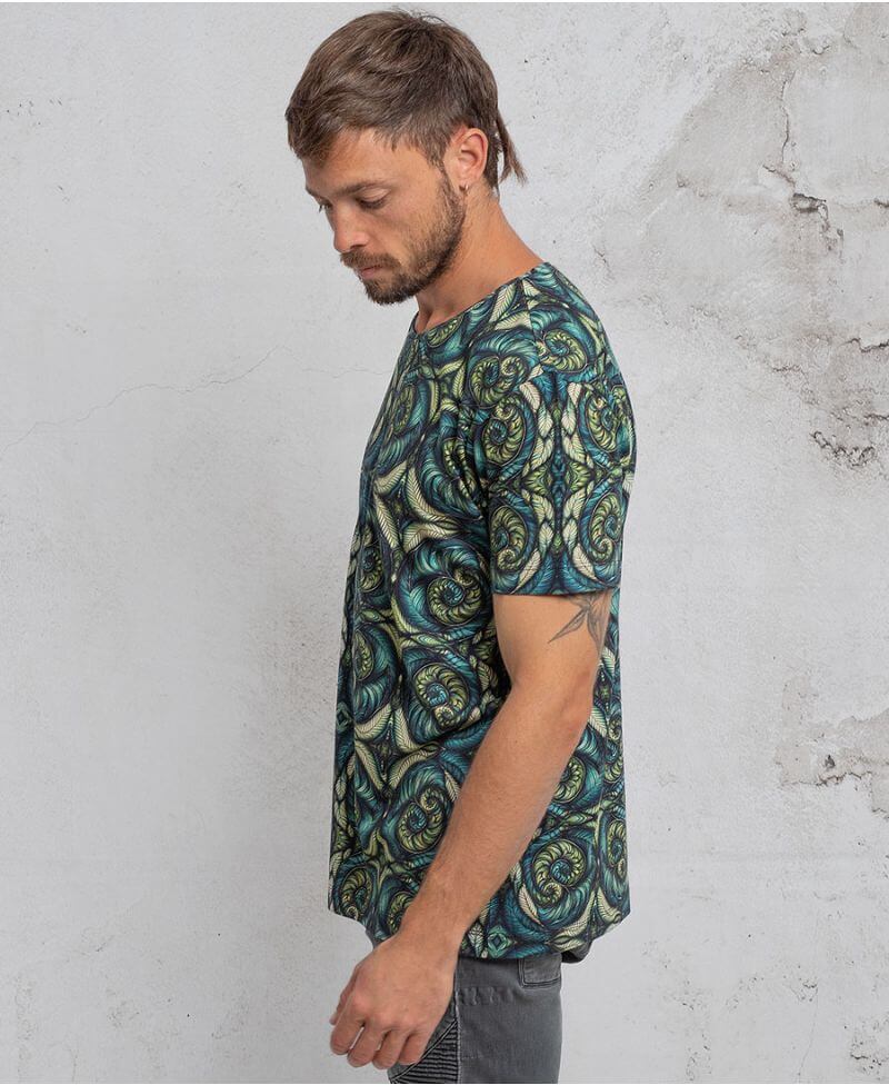 man wearing spiraleaves print cotton tshirt