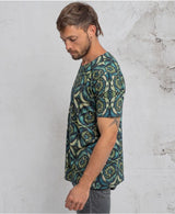 man wearing spiraleaves print cotton tshirt