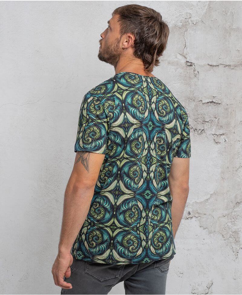 man wearing spiraleaves print cotton tshirt