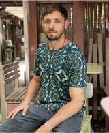 man wearing spiraleaves print cotton tshirt