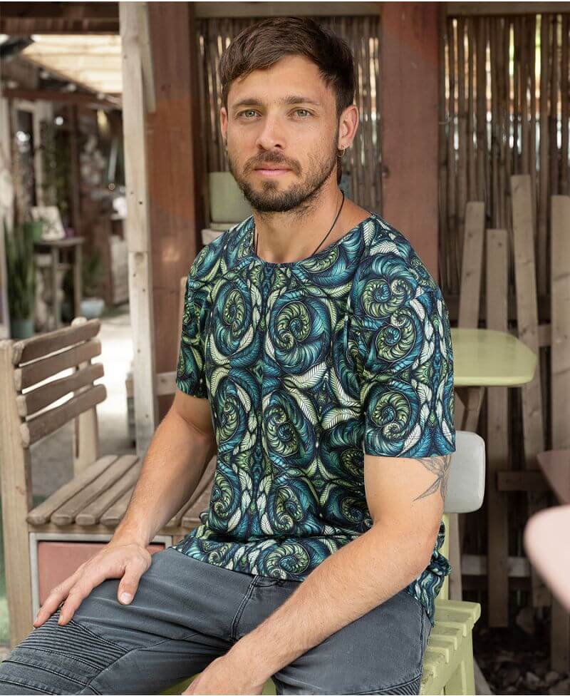 man wearing spiraleaves print cotton tshirt