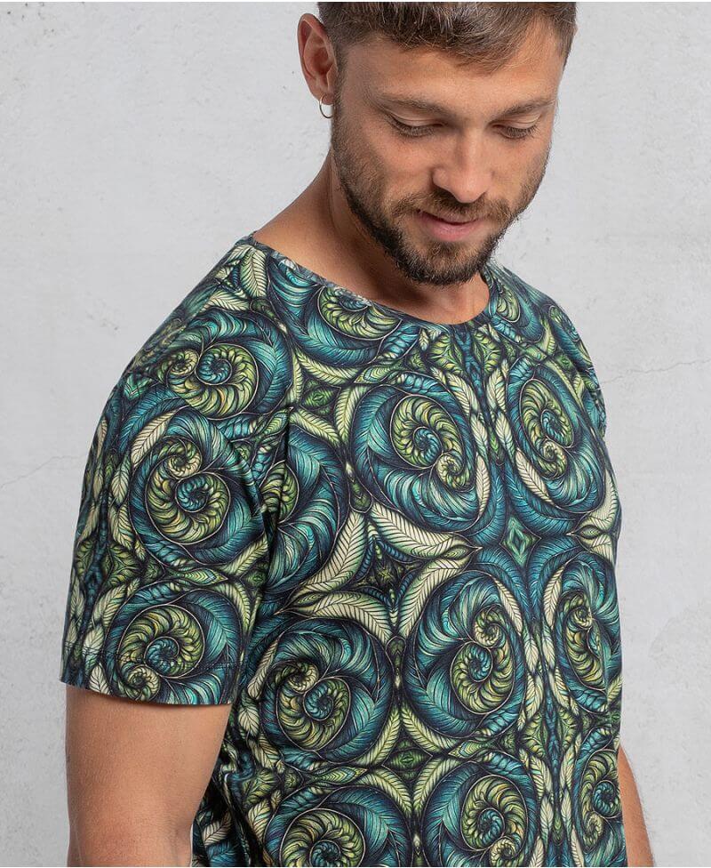 man wearing spiraleaves print cotton tshirt